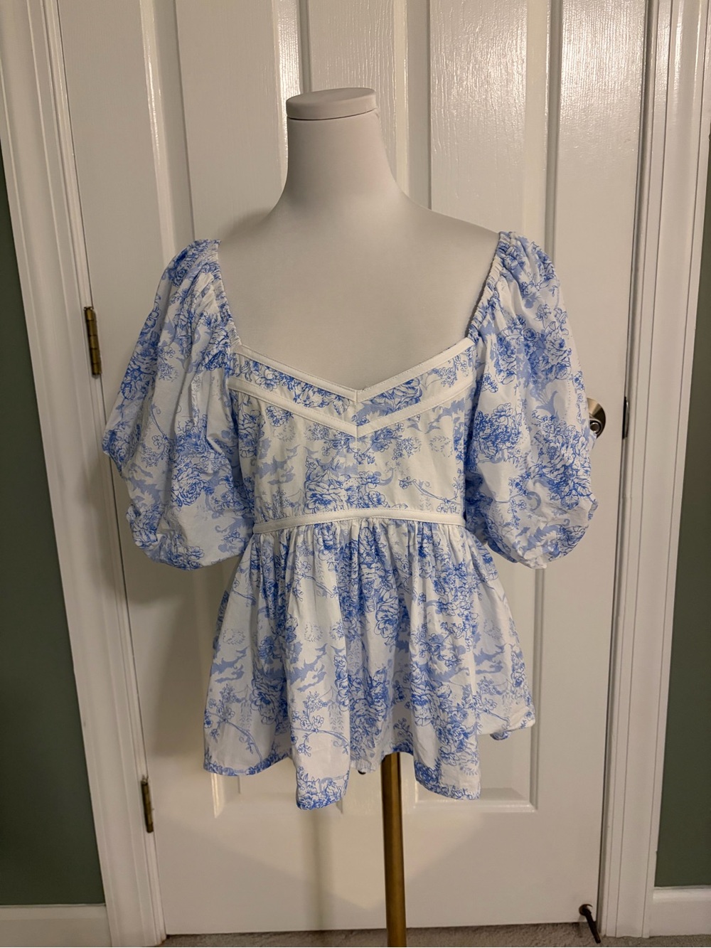 Entro Blue & White Floral Puff Sleeve Top